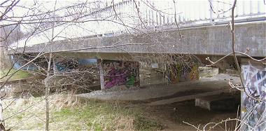 1977 westlich erweiterte Brücke