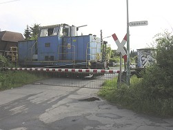 Güterzug überquert Bahnübergang